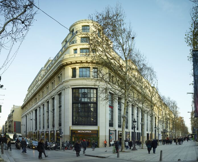 Shopping centre 52 Champs Elysées localizado em Paris, França