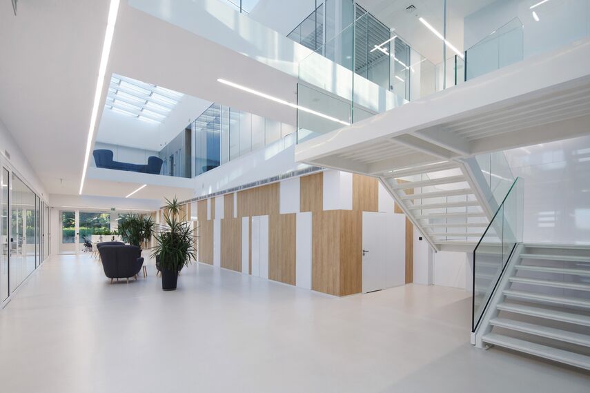 ConceptSystem 59Pa Janelas e CW 50-HI Fachadas - Pivexin Technology Headquarter localizado em Babice, Polónia