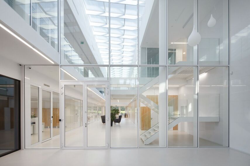 ConceptSystem 59Pa Janelas e CW 50-HI Fachadas - Pivexin Technology Headquarter localizado em Babice, Polónia