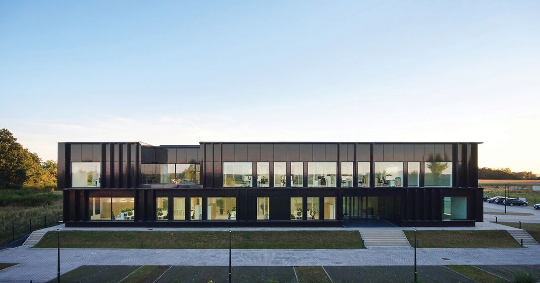 ConceptSystem 59Pa Janelas e CW 50-HI Fachadas - Pivexin Technology Headquarter localizado em Babice, Polónia