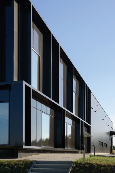ConceptSystem 59Pa Janelas e CW 50-HI Fachadas - Pivexin Technology Headquarter localizado em Babice, Polónia