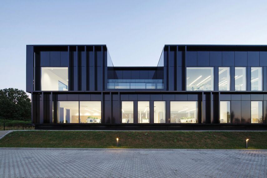 ConceptSystem 59Pa Janelas e CW 50-HI Fachadas - Pivexin Technology Headquarter localizado em Babice, Polónia