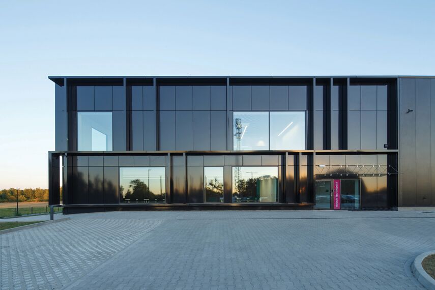 ConceptSystem 59Pa Janelas e CW 50-HI Fachadas - Pivexin Technology Headquarter localizado em Babice, Polónia