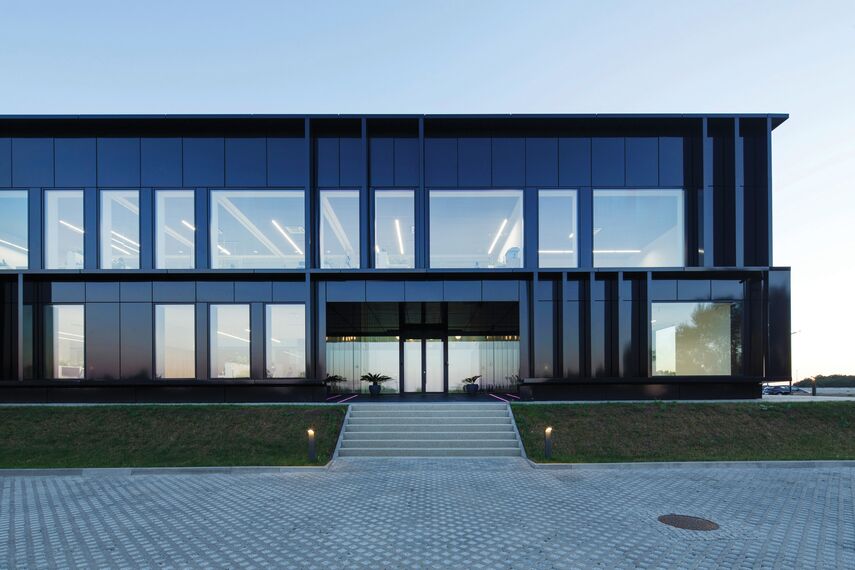 ConceptSystem 59Pa Janelas e CW 50-HI Fachadas - Pivexin Technology Headquarter localizado em Babice, Polónia