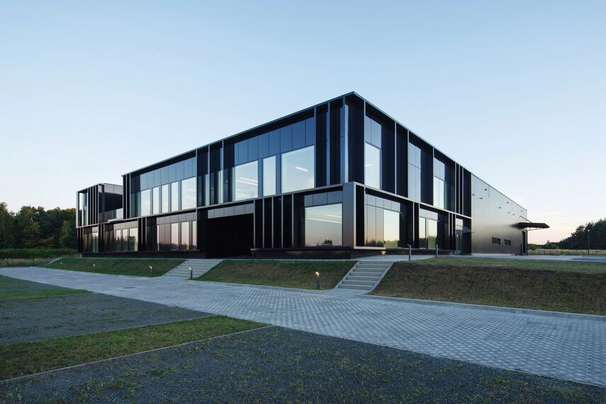 ConceptSystem 59Pa Janelas e CW 50-HI Fachadas - Pivexin Technology Headquarter localizado em Babice, Polónia