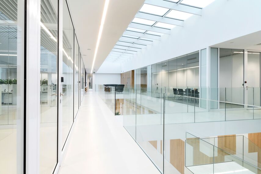 ConceptSystem 59Pa Janelas e CW 50-HI Fachadas - Pivexin Technology Headquarter localizado em Babice, Polónia