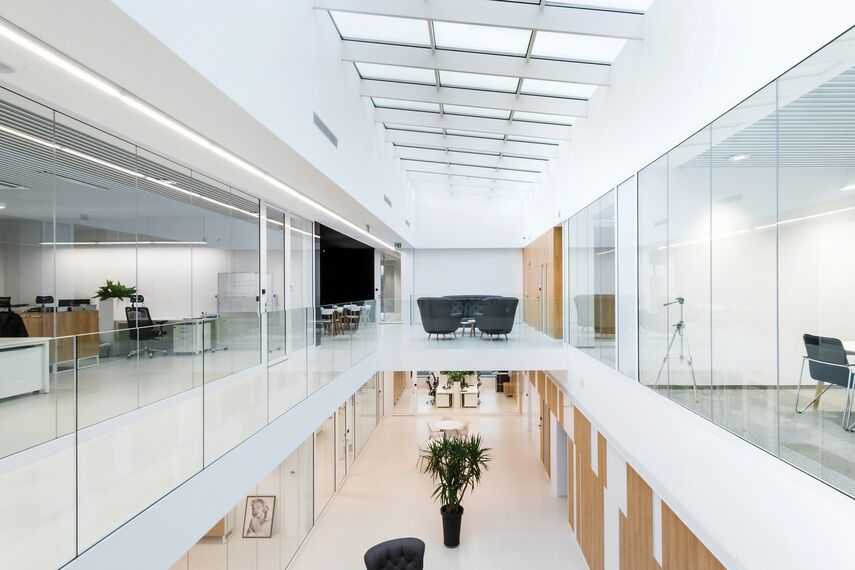 ConceptSystem 59Pa Janelas e CW 50-HI Fachadas - Pivexin Technology Headquarter localizado em Babice, Polónia