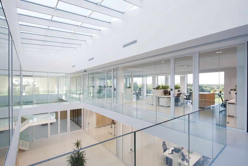ConceptSystem 59Pa Janelas e CW 50-HI Fachadas - Pivexin Technology Headquarter localizado em Babice, Polónia