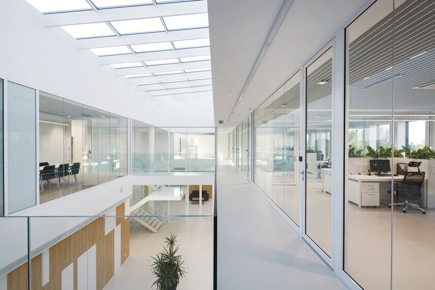 ConceptSystem 59Pa Janelas e CW 50-HI Fachadas - Pivexin Technology Headquarter localizado em Babice, Polónia
