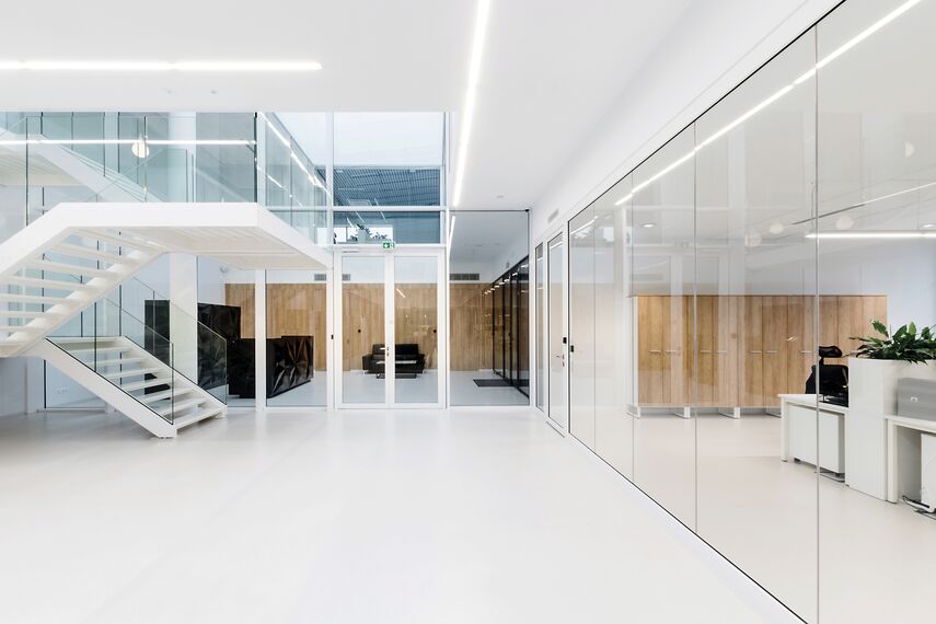ConceptSystem 59Pa Janelas e CW 50-HI Fachadas - Pivexin Technology Headquarter localizado em Babice, Polónia