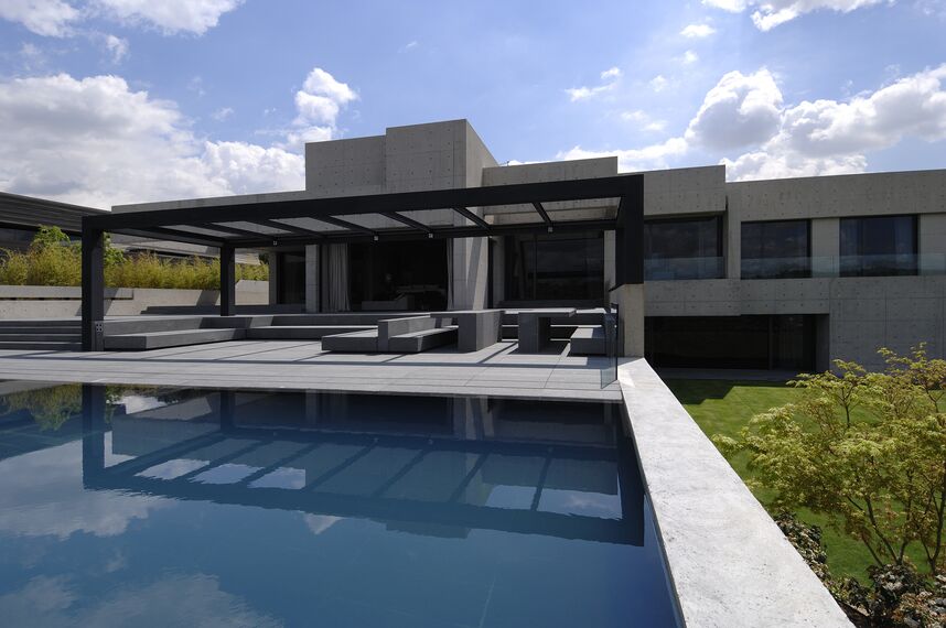 ConceptPatio 155 Correr e Harmónio e CS 68 Hidden Vent Janelas - Villa Villa Concrete localizado em Madrid, Espanha