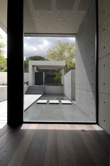 ConceptPatio 155 Correr e Harmónio e CS 68 Hidden Vent Janelas - Villa Villa Concrete localizado em Madrid, Espanha