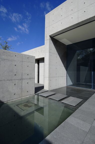 ConceptPatio 155 Correr e Harmónio e CS 68 Hidden Vent Janelas - Villa Villa Concrete localizado em Madrid, Espanha