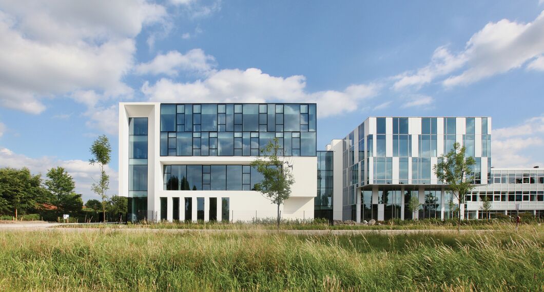 HiFinity Correr e Harmónio, BriseSoleil 100 Sombreamento, MasterLine 8 Janelas, CW 60-SC Fachadas, CW 86 Standard Fachadas e CW 86-EF Fachadas - Office building Reynaers Campus: Experience Centre localizado em Duffel, België