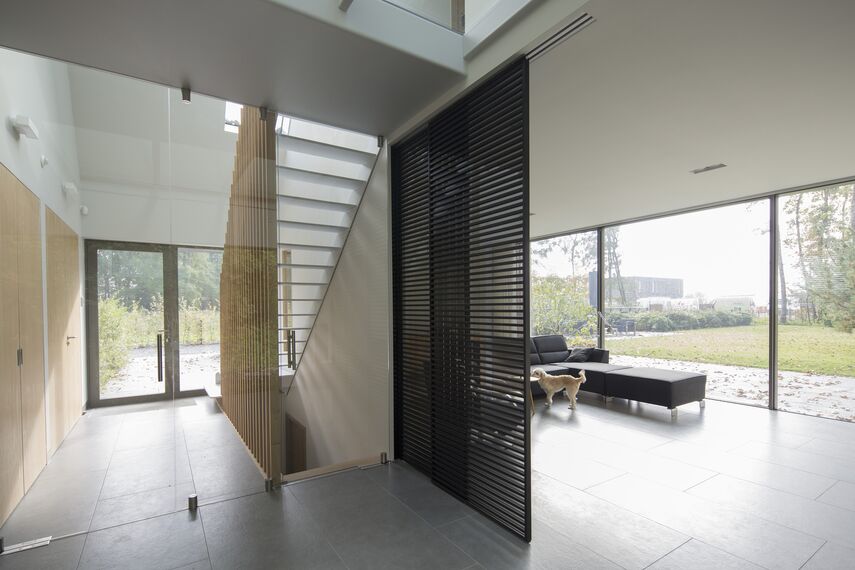 CS 86-HI (c) Sistemas cancelados, ConceptWall 50 Fachadas e HiFinity Correr e Harmónio - Villa Casa da Floresta Voorschoten localizado em Voorschoten, nos Países Baixos