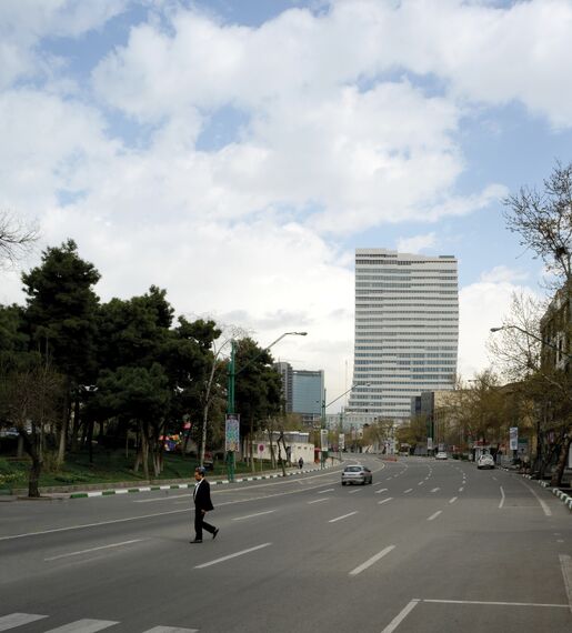 ConceptWall 60 Fachadas, ConceptSystem 68 Janelas e Ventalis Sistemas complementares - Office building Jaam Tower localizado em Tehran, Irão