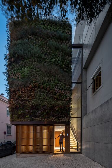 ConceptWall 50 Fachadas, CP 50 Correr e Harmónio e ConceptRoof 120 Jardins de Inverno - House Moradia Urbana Bio-inspirada localizado em Lisbon, Portugal