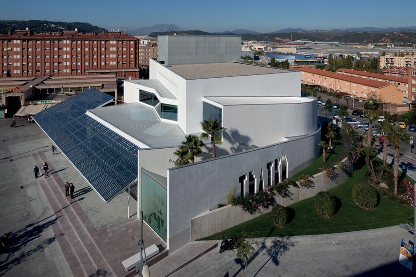 ConceptWall 50 Fachadas e BriseSoleil 100 Sombreamento - Office building Teatro municipal núria espert localizado em Sant Andreu de la Barca, Espanha