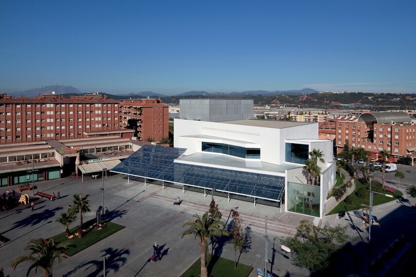 ConceptWall 50 Fachadas e BriseSoleil 100 Sombreamento - Office building Teatro municipal núria espert localizado em Sant Andreu de la Barca, Espanha