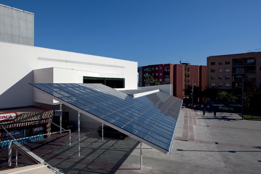 ConceptWall 50 Fachadas e BriseSoleil 100 Sombreamento - Office building Teatro municipal núria espert localizado em Sant Andreu de la Barca, Espanha