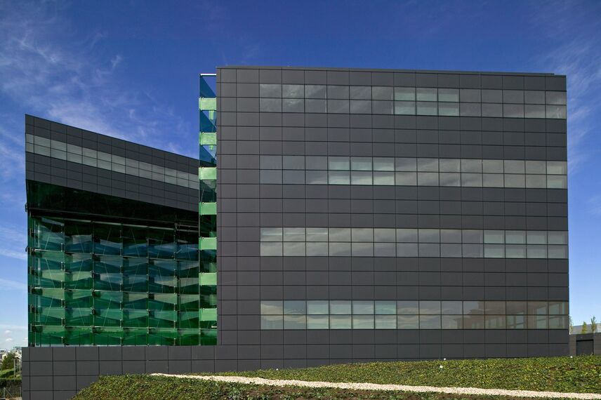 ConceptSystem 68 Janelas, ConceptSystem 68 Portas, ConceptWall 50 Fachadas e ConceptWall 86 Fachadas - Office building Sede da Coca-Cola localizado em Madrid, Espanha