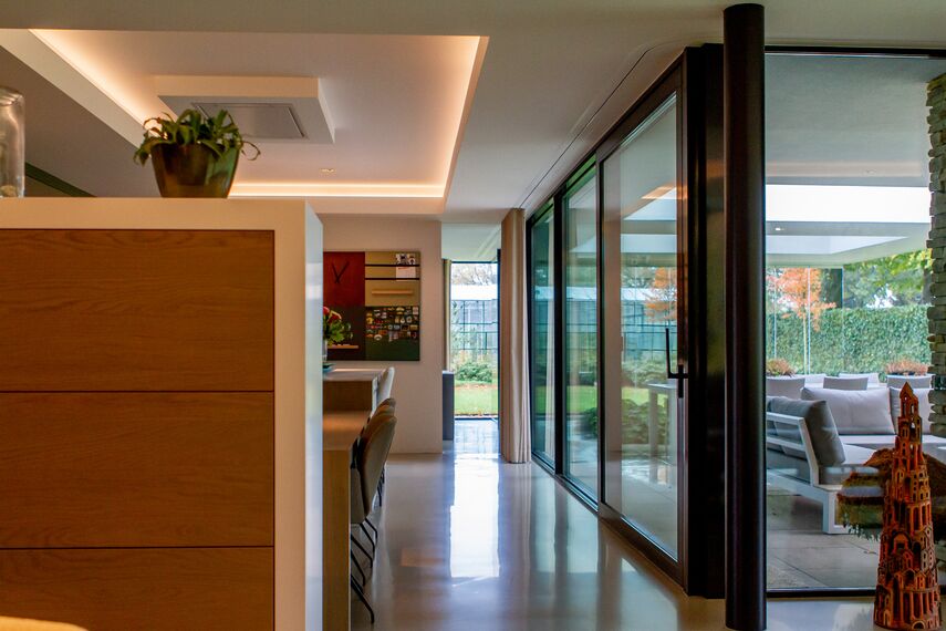 SlimLine 38 Janelas - Villa Berghuis: Uma moradia térrea com um toque intemporal localizado em Breda, nos Países Baixos