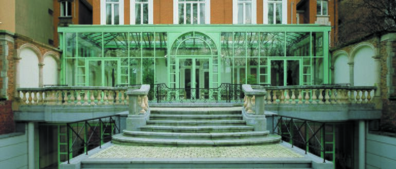 Fachada de alumínio antiga em verde.