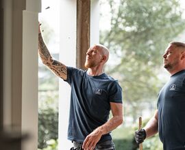 Two Reynaers installers at the building site.