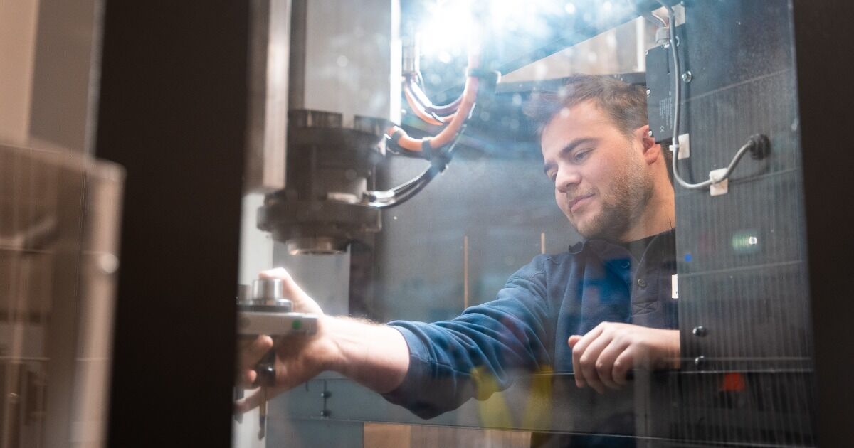 Reynaers Aluminium operator working on machine.