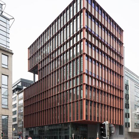 Fachada com janela de aluminio MasterLine 8 Alto Isolamento, que oferecem elevados níveis de isolamento térmico