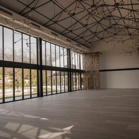 ConceptSystem 68 Janelas e ConceptFolding 77 Correr e Harmónio - Recreation/Entertainment centre Quoin Rock Wine Estate localizado em Stellenbosch, África do Sul