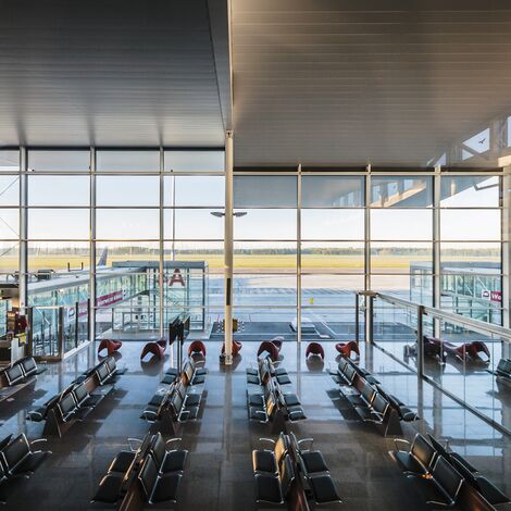 ConceptWall 60 Fachadas, ConceptSystem 77 Janelas, ConceptSystem 59Pa Janelas, ConceptWall 50 Fachadas, CW 50-FP Fachadas e CW 50-SG Fachadas - Airport MPL Passenger Terminal localizado em Wrocław, Polónia