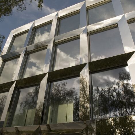 CS 86-HI (c) Sistemas cancelados e ConceptWall 50 Fachadas - College/University Technical Vocational School Visp localizado em Visp, Suíça