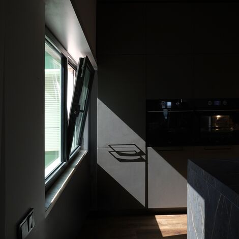 Janela aluminio SlimLine 38 de oscilobatentes no Duplex Seven Hearts - Chef Chakall  localizado em Lisboa, Portugal