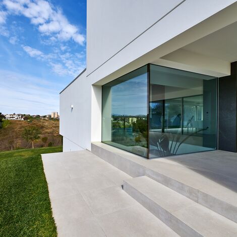 HiFinity Correr e Harmónio, MasterLine 8 Portas, SlimLine 38 Janelas, ConceptSystem 77 Janelas, ConceptWall 50 Fachadas, MasterLine 8 Panel Door Portas, CS 77 Hidden Vent Janelas e CW 50-RA/FRV - Villa D localizado em Chieti, Itália