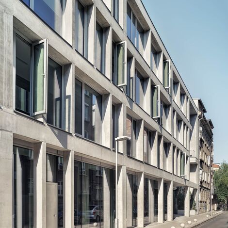 ConceptSystem 77 Janelas, ConceptPatio 155 Correr e Harmónio, SlimPatio 68 Correr e Harmónio, MasterLine 8 Portas e CW 50-SC Fachadas - MIR Office Building localizado em Sofia, Bulgarije