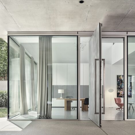 ConceptSystem 77 Janelas, ConceptPatio 155 Correr e Harmónio, SlimPatio 68 Correr e Harmónio, MasterLine 8 Portas e CW 50-SC Fachadas - MIR Office Building localizado em Sofia, Bulgarije