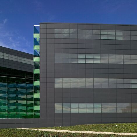 ConceptSystem 68 Janelas, ConceptSystem 68 Portas, ConceptWall 50 Fachadas e ConceptWall 86 Fachadas - Office building Sede da Coca-Cola localizado em Madrid, Espanha