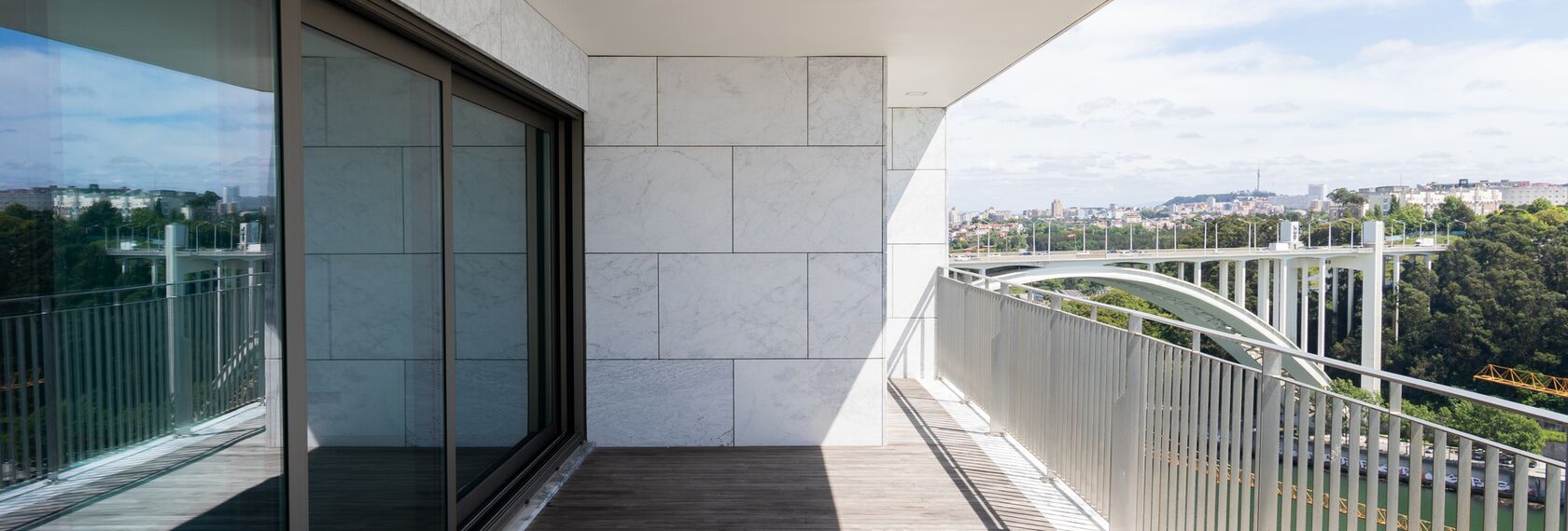 ConceptSystem 77 Janelas - Panorâmico Nascente e Panorâmico Poente localizado em Porto, Portugal