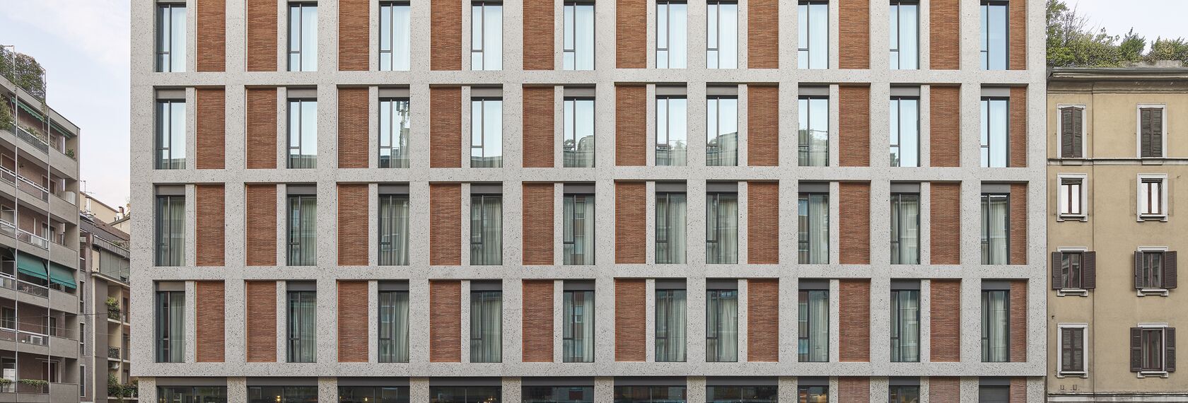 ConceptWall 50 Fachadas, MasterLine 8 Portas, SlimLine 38 Janelas e MasterLine 8 Balcony Door Portas - 21 House of Stories Navigli localizado em Milan, Itália