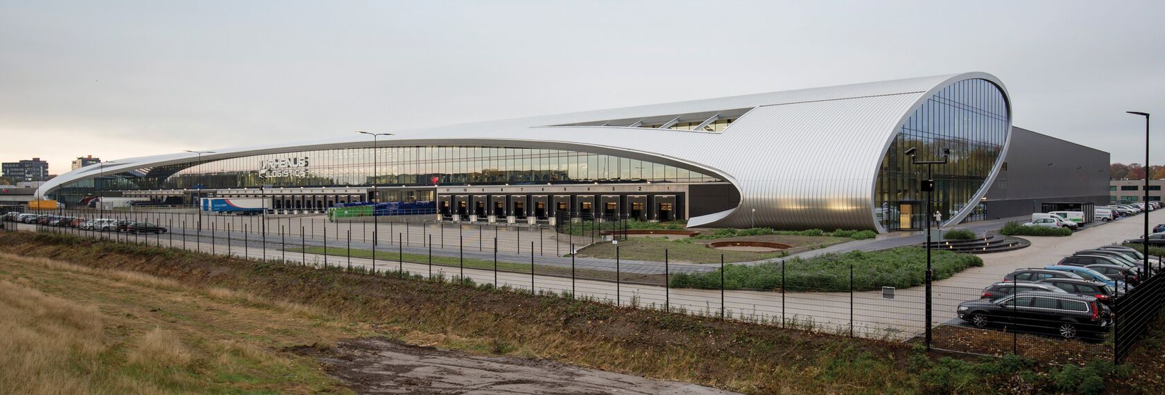 ConceptFolding 77 Correr e Harmónio e ConceptWall 50 Fachadas - Warehouse DC New Logic III localizado em Tilburg, nos Países Baixos