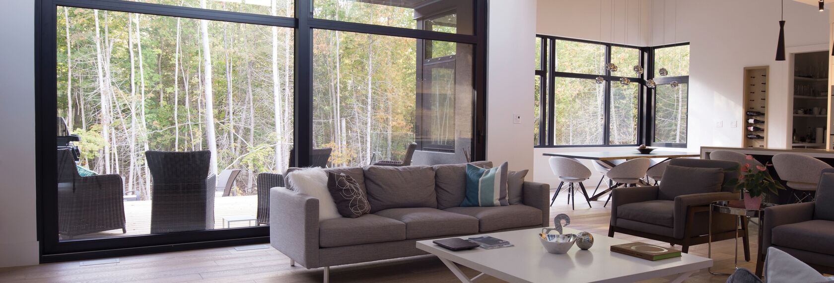 ConceptWall 50 Fachadas e ConceptSystem 77 Janelas - Forest View localizado emCanadá