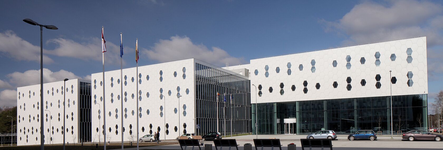 CI 45 Janelas, ConceptSystem 77 Portas, ConceptSystem 77 Janelas e CW 50-HI Fachadas - College/University National Centre  of Physical and Technological Sciences localizado em Vilnius, Lituânia