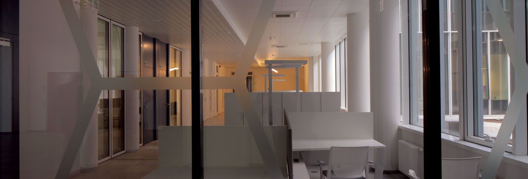CI 45 Janelas, ConceptSystem 77 Portas, ConceptSystem 77 Janelas e CW 50-HI Fachadas - College/University National Centre  of Physical and Technological Sciences localizado em Vilnius, Lituânia