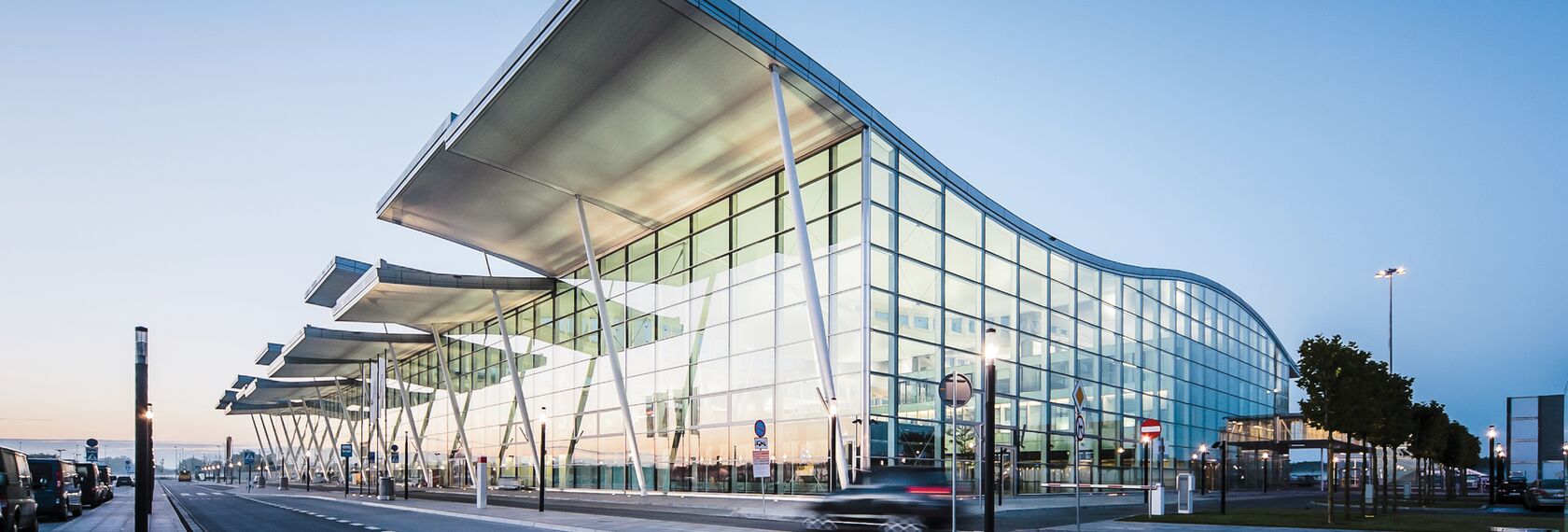 ConceptWall 60 Fachadas, ConceptSystem 77 Janelas, ConceptSystem 59Pa Janelas, ConceptWall 50 Fachadas, CW 50-FP Fachadas e CW 50-SG Fachadas - Airport MPL Passenger Terminal localizado em Wrocław, Polónia