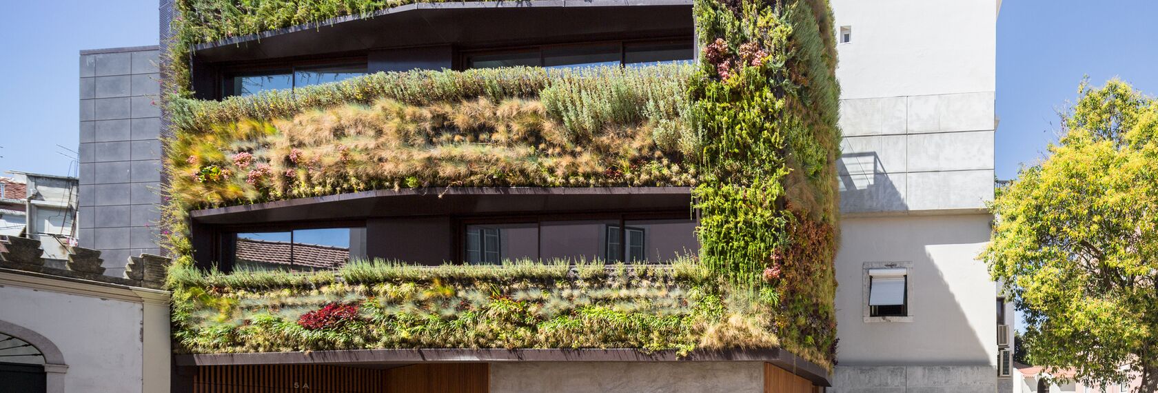ConceptWall 50 Fachadas, CP 50 Correr e Harmónio e ConceptRoof 120 Jardins de Inverno - House Moradia Urbana Bio-inspirada localizado em Lisbon, Portugal