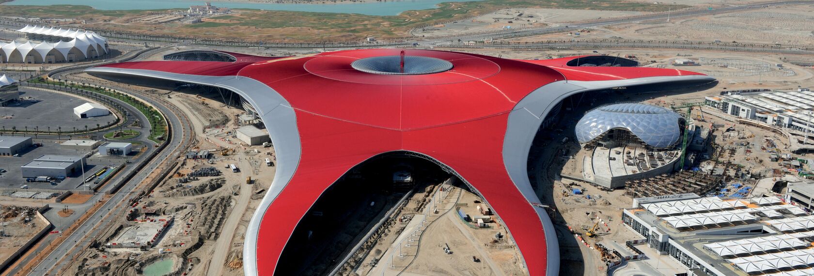 ConceptWall 86 Fachadas - Race track Ferrari World Abu Dhabi localizado em Abu Dhabi, Emirados Árabes Unidos