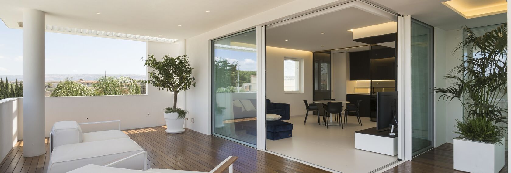 SlimPatio 68 Correr e Harmónio, HiFinity Correr e Harmónio, ConceptSystem 77 Janelas e CS 77 Hidden Vent Janelas - Casa D localizado em Ragusa, Itália