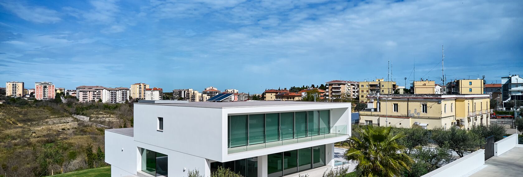 HiFinity Correr e Harmónio, MasterLine 8 Portas, SlimLine 38 Janelas, ConceptSystem 77 Janelas, ConceptWall 50 Fachadas, MasterLine 8 Panel Door Portas, CS 77 Hidden Vent Janelas e CW 50-RA/FRV - Villa D localizado em Chieti, Itália