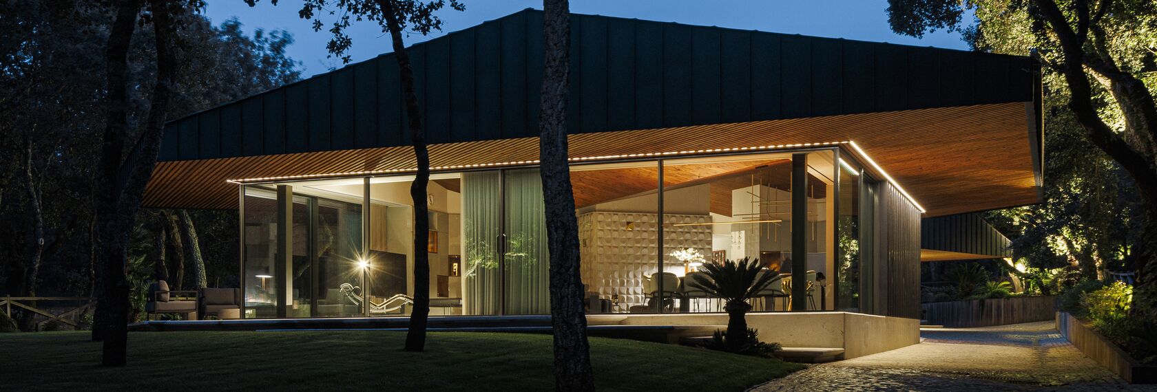HiFinity Correr e Harmónio, ConceptWall 50 Fachadas e SlimLine 38 Ferro Janelas - Quinta dos Carvalhos localizado em Leiria, Portugal